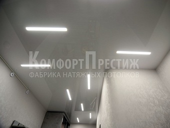 парящие натяжные потолки в прихожую 21